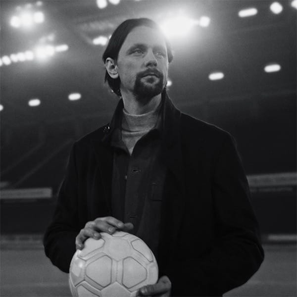 Neven Subotić mit Fußball in den Händen im Stadion bei Nacht