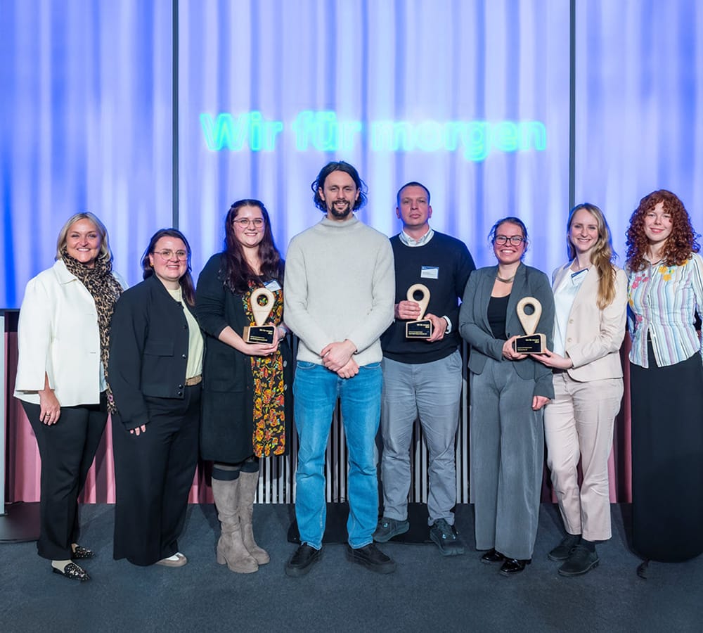 Auf der einer Bühne mit dem Schriftzug „Wir für morgen“ stehen Preisgewinner zusammen mit Neven Subotic und Sonja Albers, Vorstand der UI