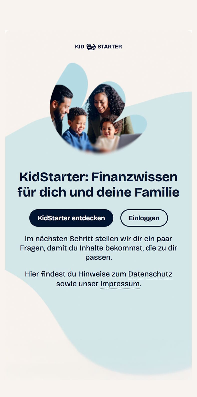 Screen der KidStarter App-Startseite mit Familienfoto. Text: „Finanzwissen für Familien“. Button: „KidStarter entdecken“.