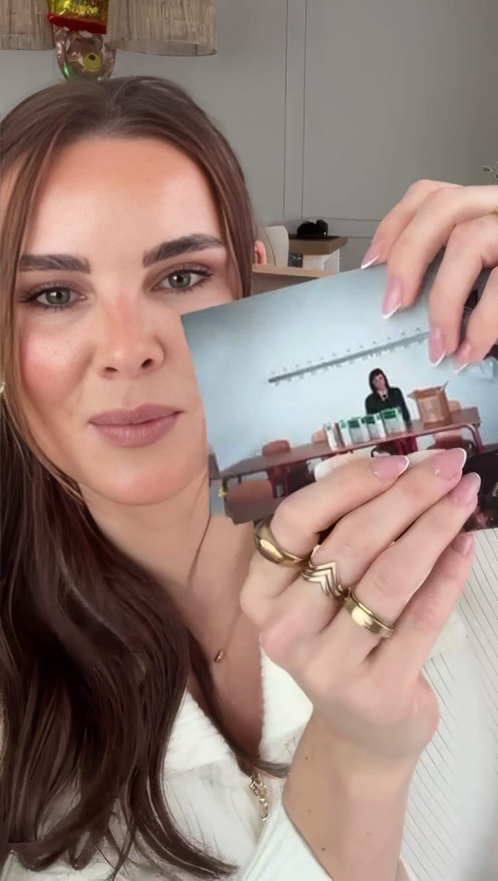 Christin Kaeber, Influencerin, hält ein Erinnerungsfoto in die Kamera.