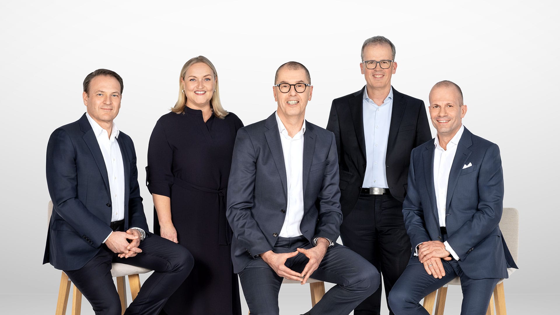 Querformatiges Gruppenfoto des Vorstands von Union Investment vor hellem Hintergrund.