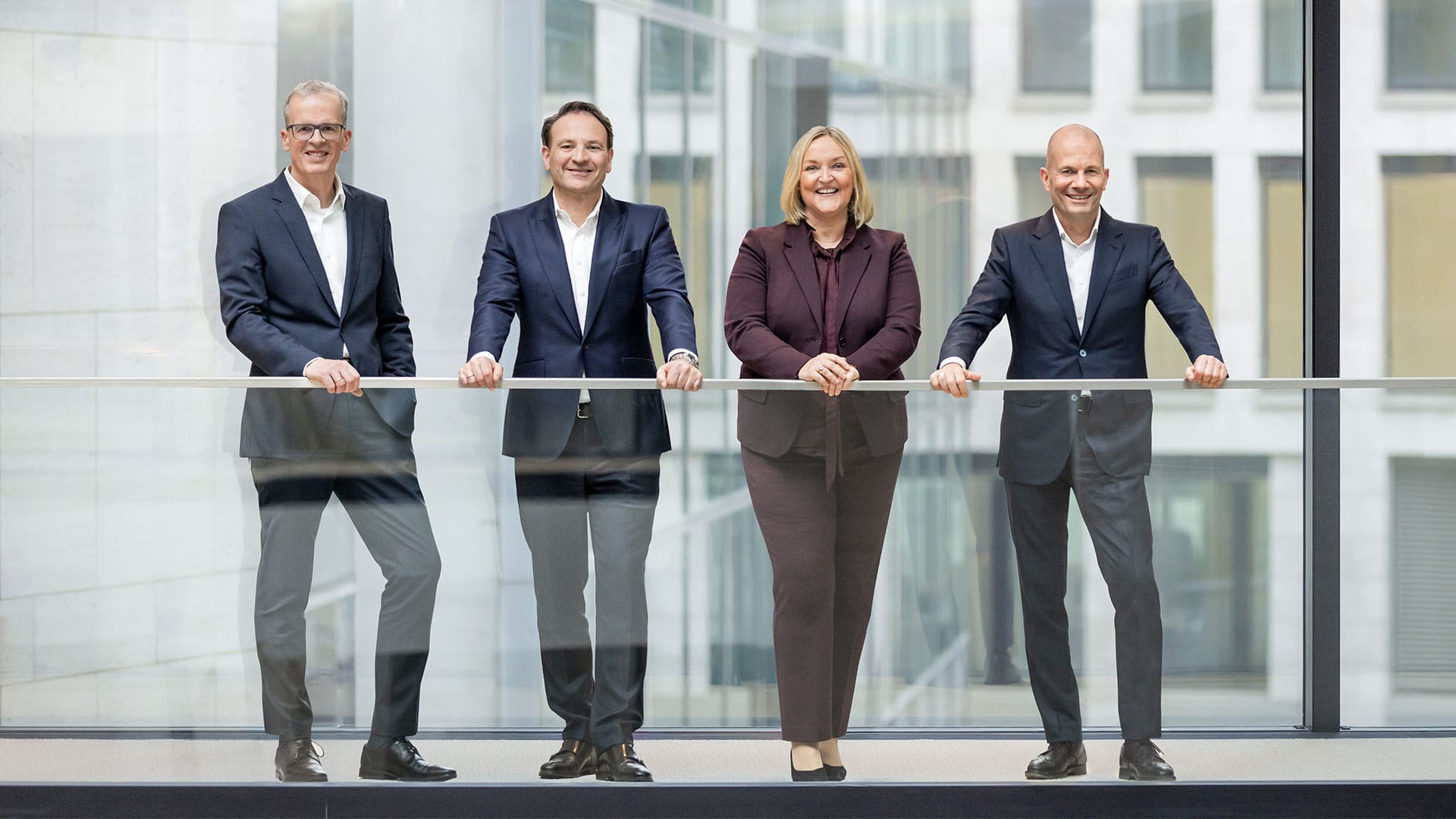 Querformatiges Gruppenfoto des Vorstands von Union Investment vor hellem Hintergrund.